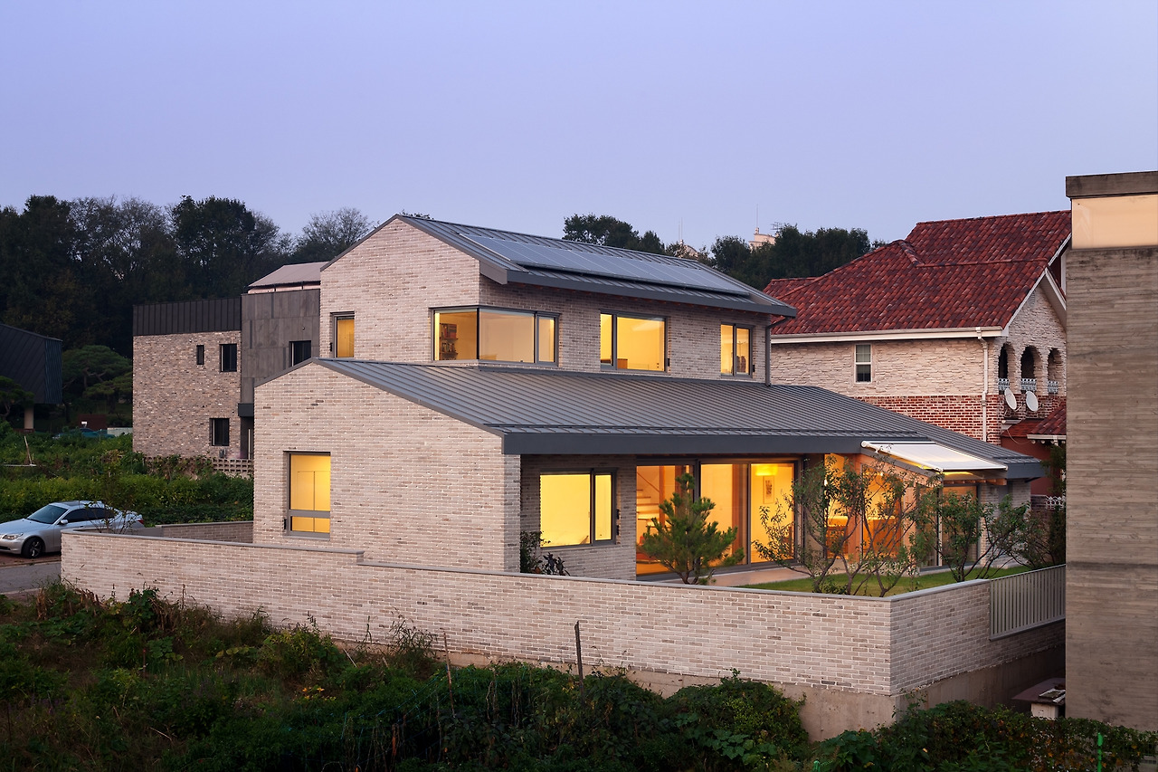 사진2-1_뒤편 정원쪽에서 바라본 파주K주택의 야경. 사진5_자체 온실을 갖춰 독립적 공간일 때 아늑하고 개방된 공간일 때 널직한 부엌 ⓒ박영채.jpg