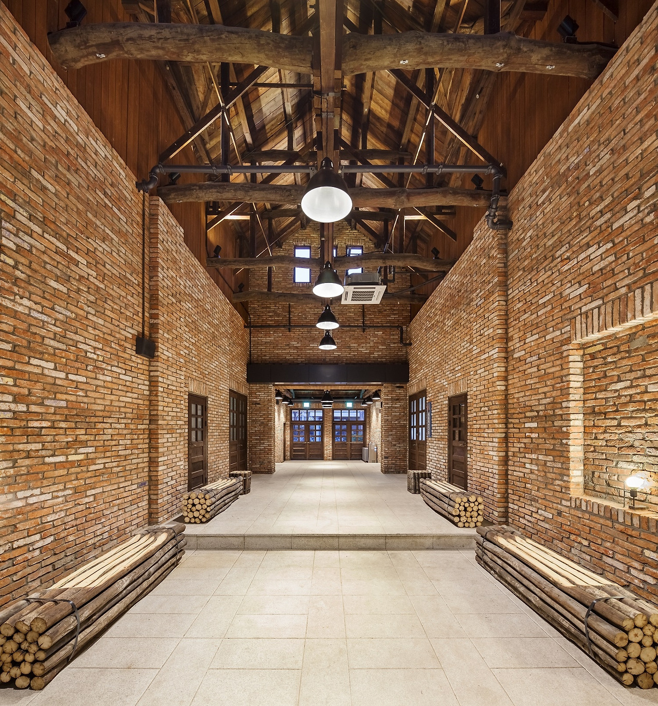 사진1_메인후보-서울시립대의 전신인 경성공립농업학교 시절 본관을 목조와 벽돌 건물로 재생시킨 경농관의 내부. 이훙기 교수 제공.jpg