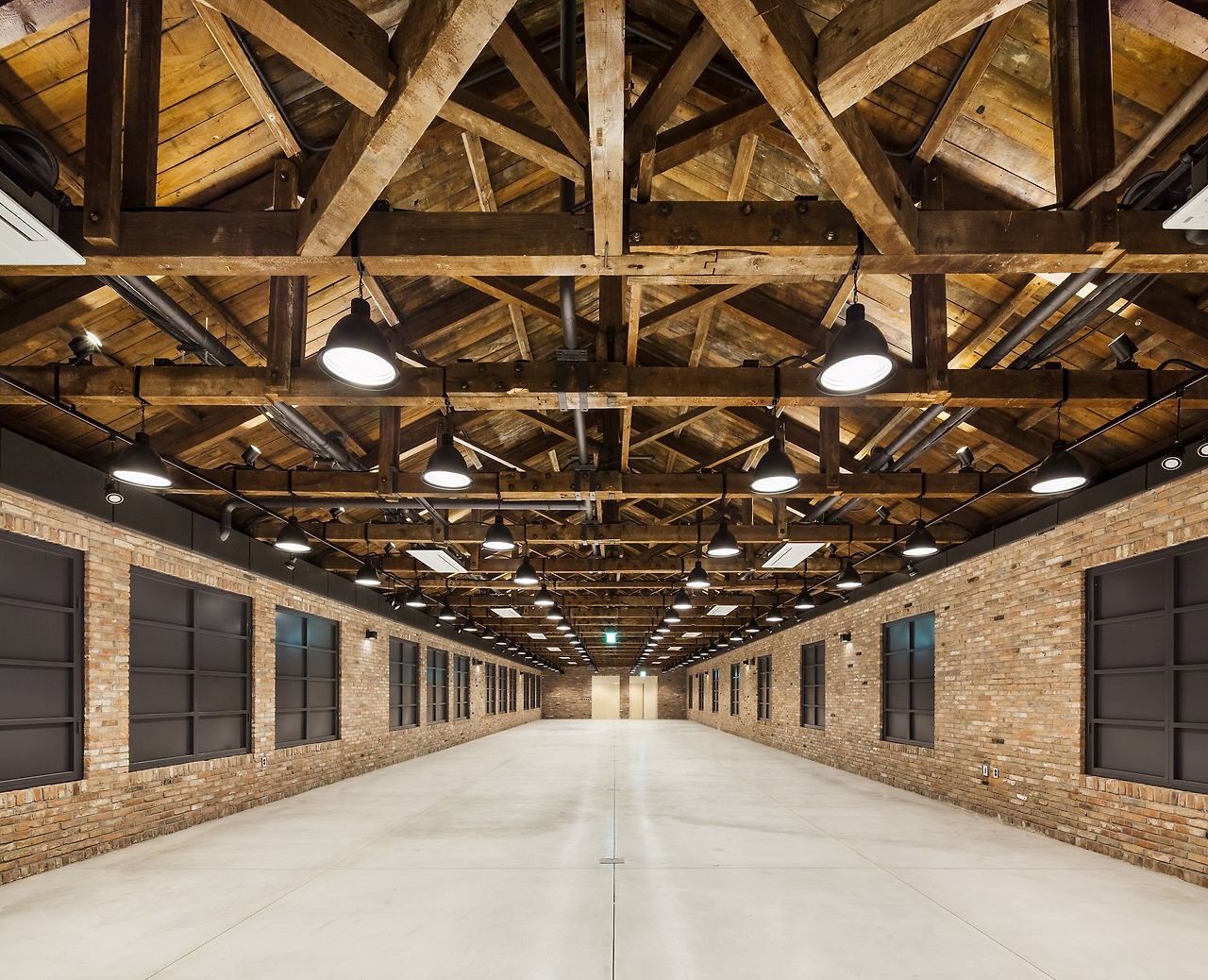 사진7_박물관 내부. 목토 트러스를 드러내 천정을 넓히고 시멘트 내벽을 헐어 원래의 벽돌구조를 드러냈다. 이충기 교수 제공.jpg