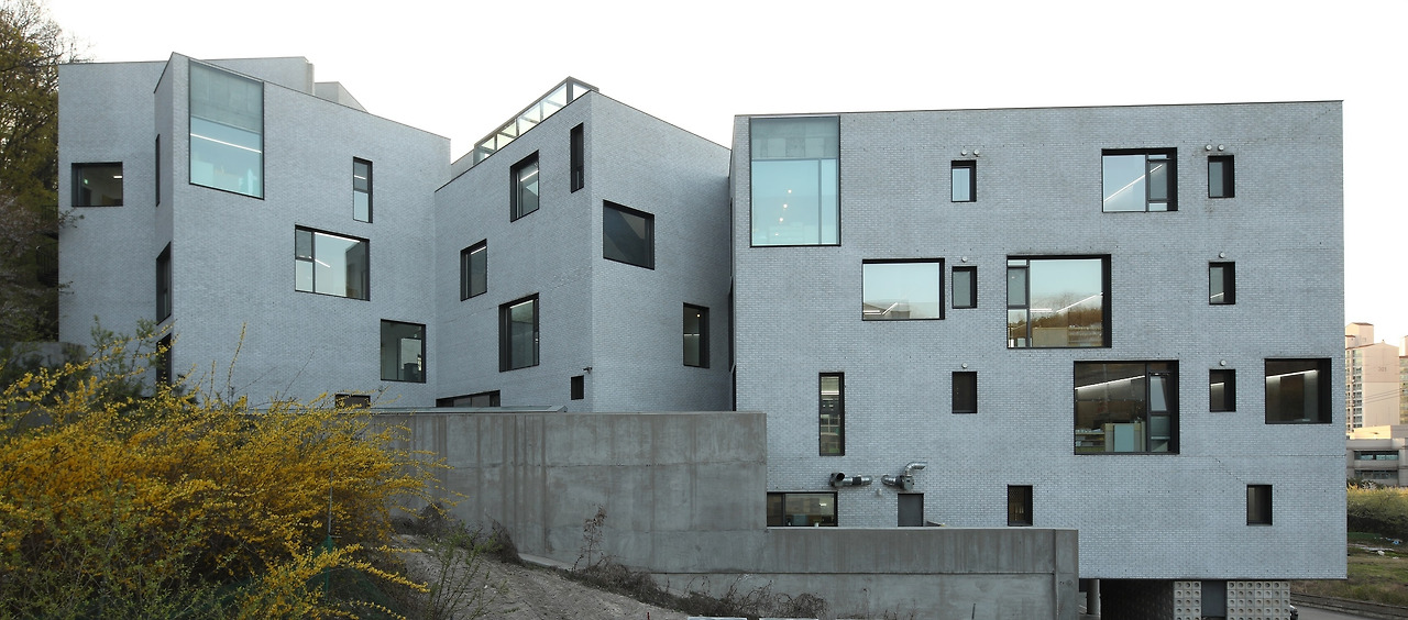 사진5_메인후보-다채로운 창문 모양이 눈길을 끈다. ⓒ포스트픽.jpg