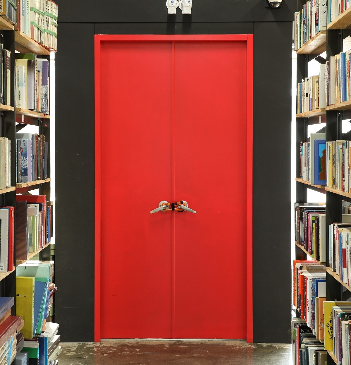 사진3_서울책보고의 회색빛 철제 서가 옆의 총천연색 출구들. ⓒ포스트픽.jpg