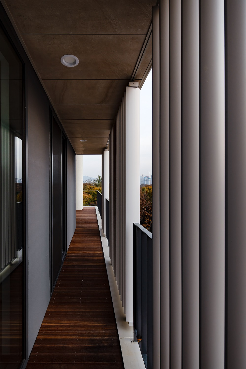 사진6축_디어스 타워의 발코니 공간. 발코니 자체도 아래층에 바로 직사광선이 차양 역할을 하지만 그 중간 중간에 설치한 알루미늄 루버를 통해 같은 효과를 거뒀다. @나르실리온(김용순).jpg