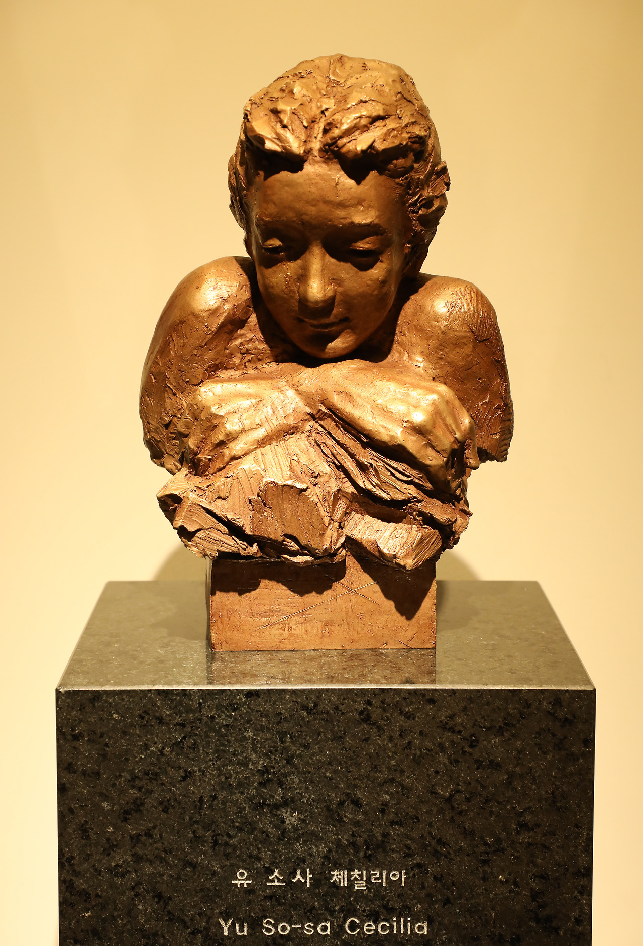 사진10-박물관 지하 2층 '성 정하상 기념경당' 감실에 놓인 정하상 일가 순교자상 중 정하상의 새어머니로 가톨릭신자로 개종한 유소사 조각 ⓒ포스트픽.jpg