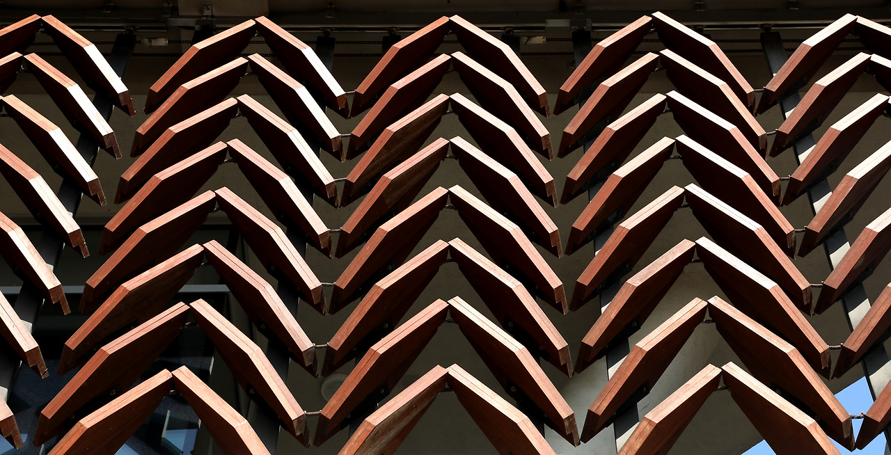 사진4_근접 촬영한 목재스크린. 나비의 날개 같기도 하고 기도하기 위해 모은 손 같기도 하다.  ⓒ포스트픽.jpg