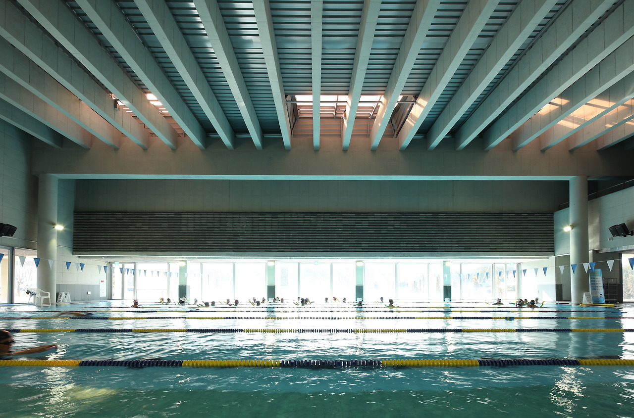 사진6_7m 높이의 실내 수영장. 천정의 야외채광창으로 들어오는 직사광선의 일부를 콘크리트 루버가 차단해준다. ⓒ포스트픽.jpg