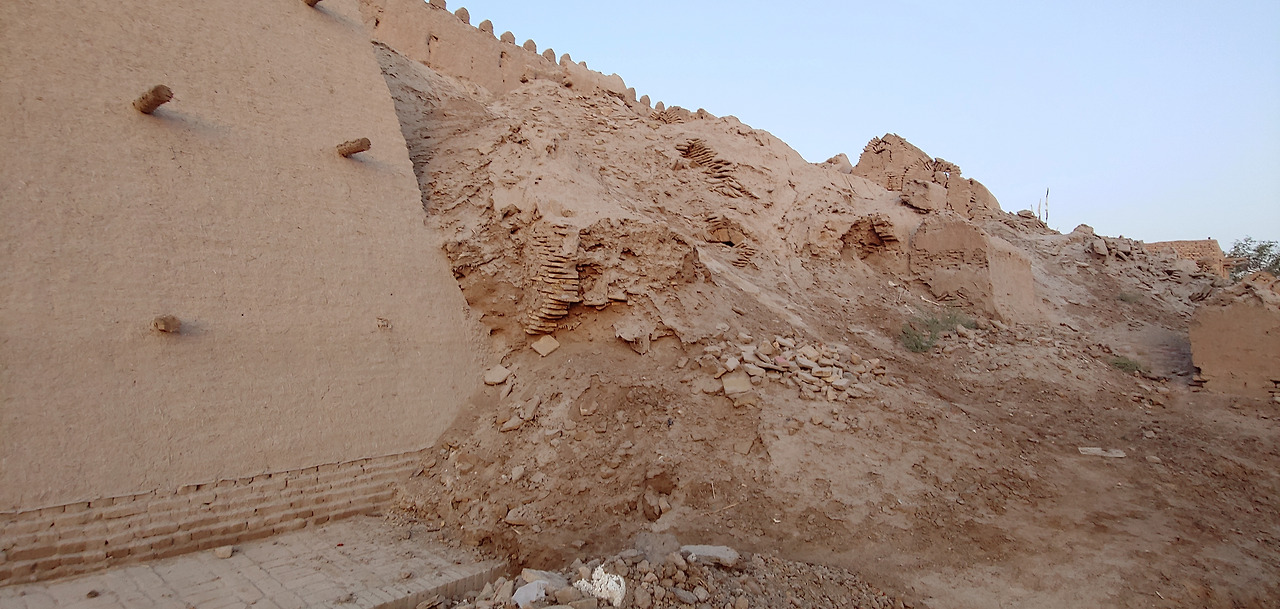 히바 서쪽벽 무너진 거.jpg