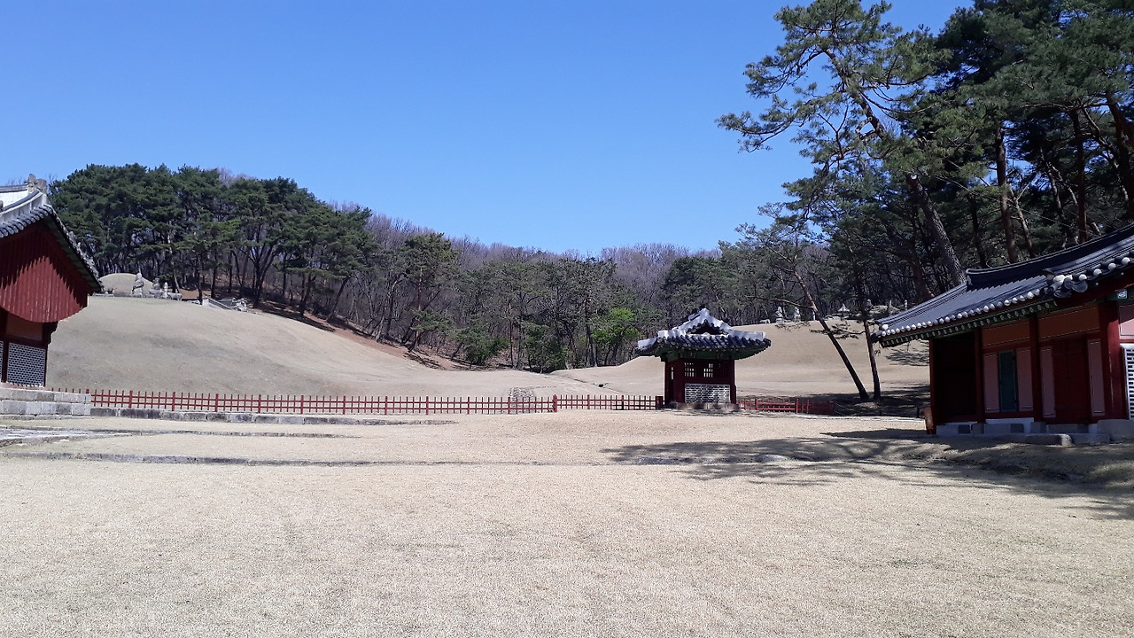 멀리서 바라본 문종과 현덕왕후 현릉.jpg