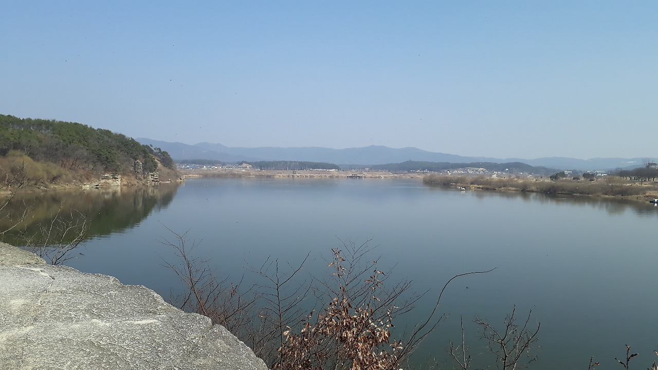 여주 신륵사를 끼고 흐르는 남한강.jpg