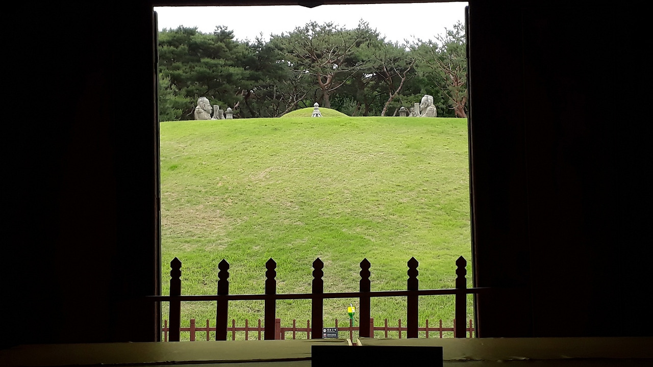 중종 능 정자각 뒷문으로 바라본 모습.jpg