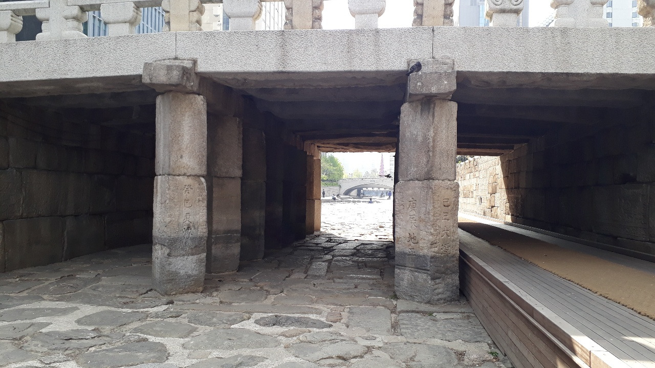 신덕왕후 강씨 정릉 광통교 다리를 받치다1.jpg