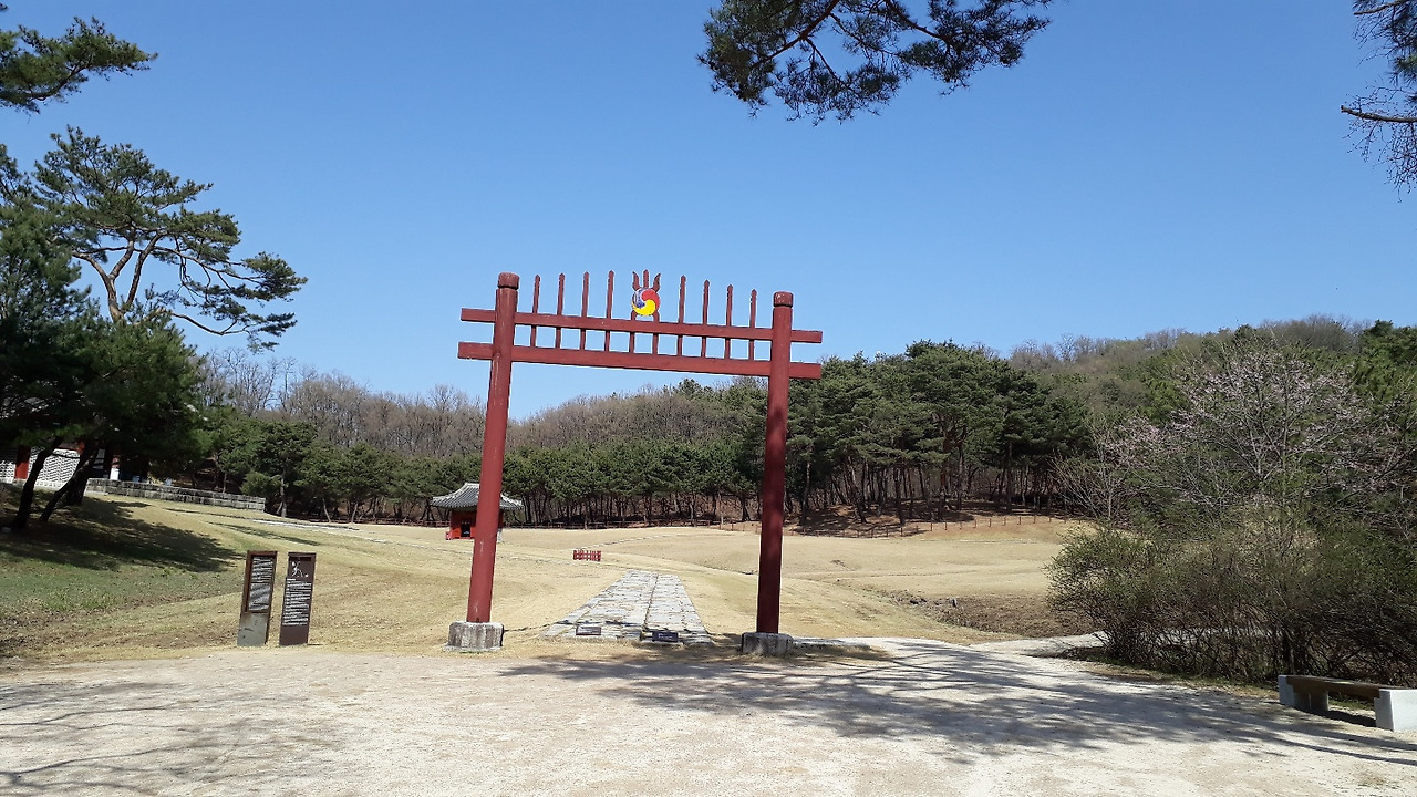 선조 목릉 입구 홍살문과 전경.jpg