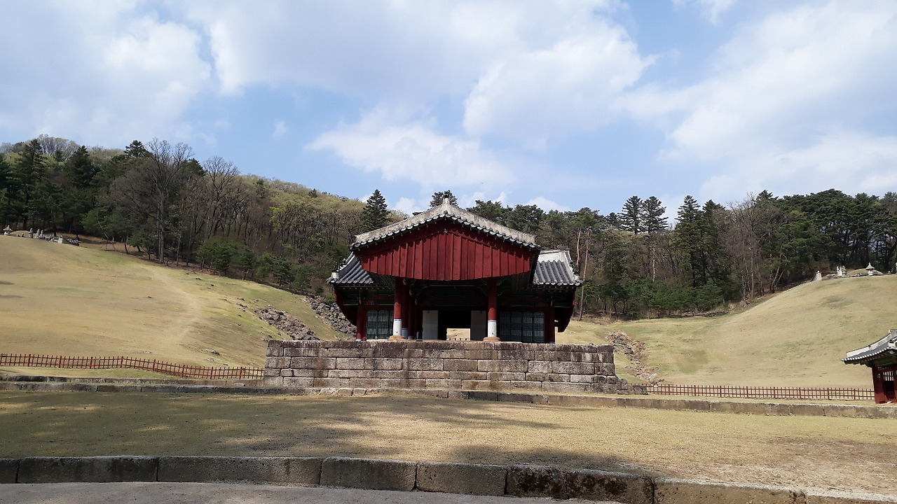 광릉정자각 뒤 드러난 돌들.jpg