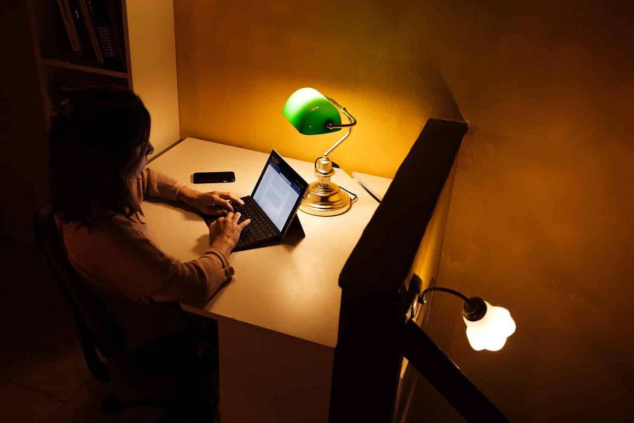 노트북 소녀.jpg