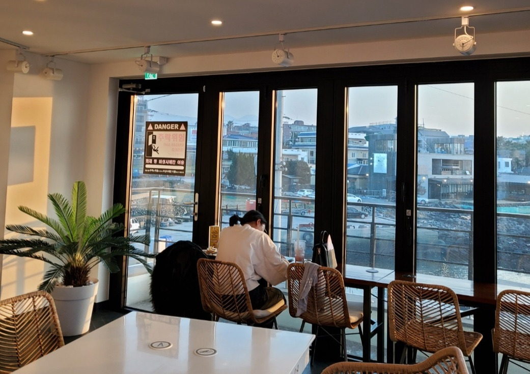 아내의 양쪽 귀를 손으로 눌렀습니다.jpg