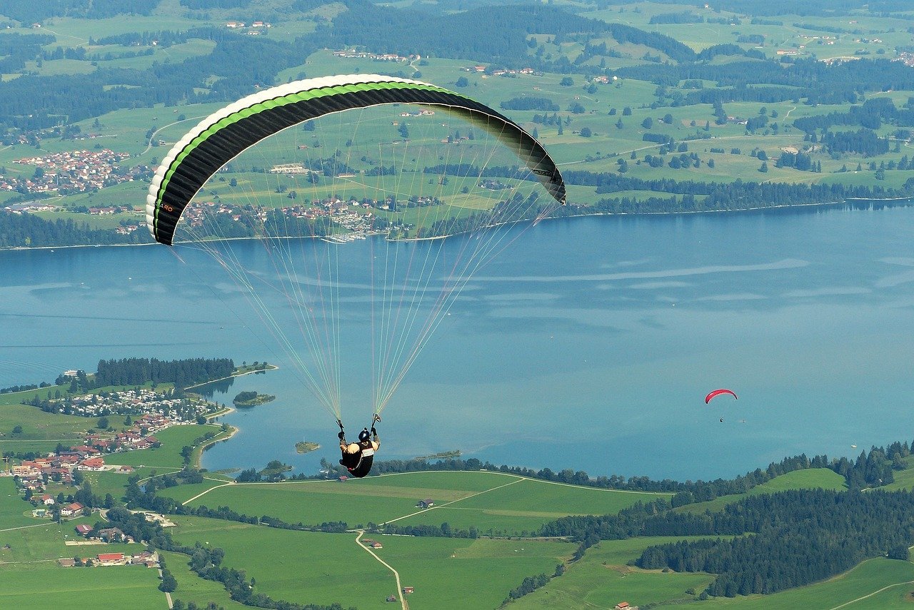 paraglider-1644990_1280.jpg