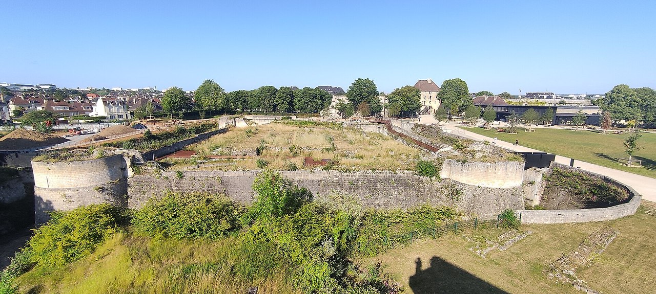 Vestiges du donjon depuis le belvédère du rempart nord en juin 2025.jpg