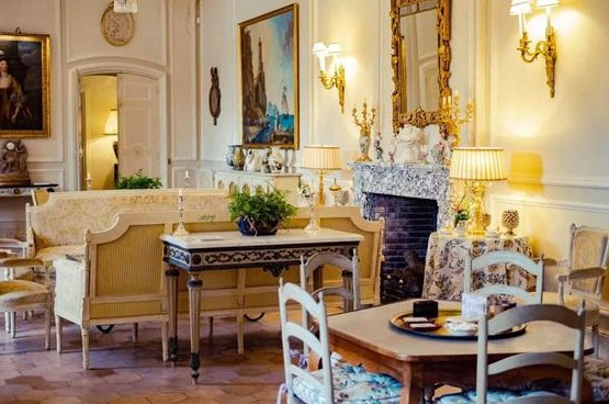 9-2 Le grand salon du Chateau de la Colle Noire, Paris Match.jpg