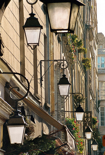 47-2 Lampadaires alignes sur la rue de Birague.jpg