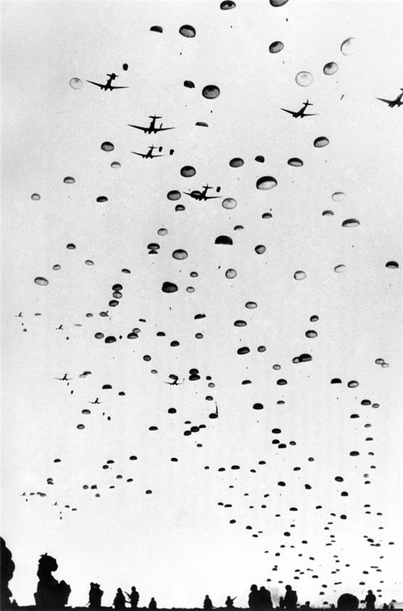 La 2eme guerre mondiale 1, la parachute vers varaville.jpg