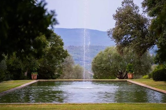 9-3 Le miroir d'eau dans le jardin du Chateau de la Colle Noire, Paris Match.jpg
