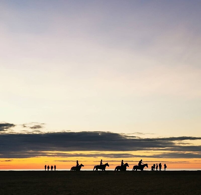 Ouistreham, Coucher de soleil sur la plage, photo FesqMichaud, Wiki.jpg