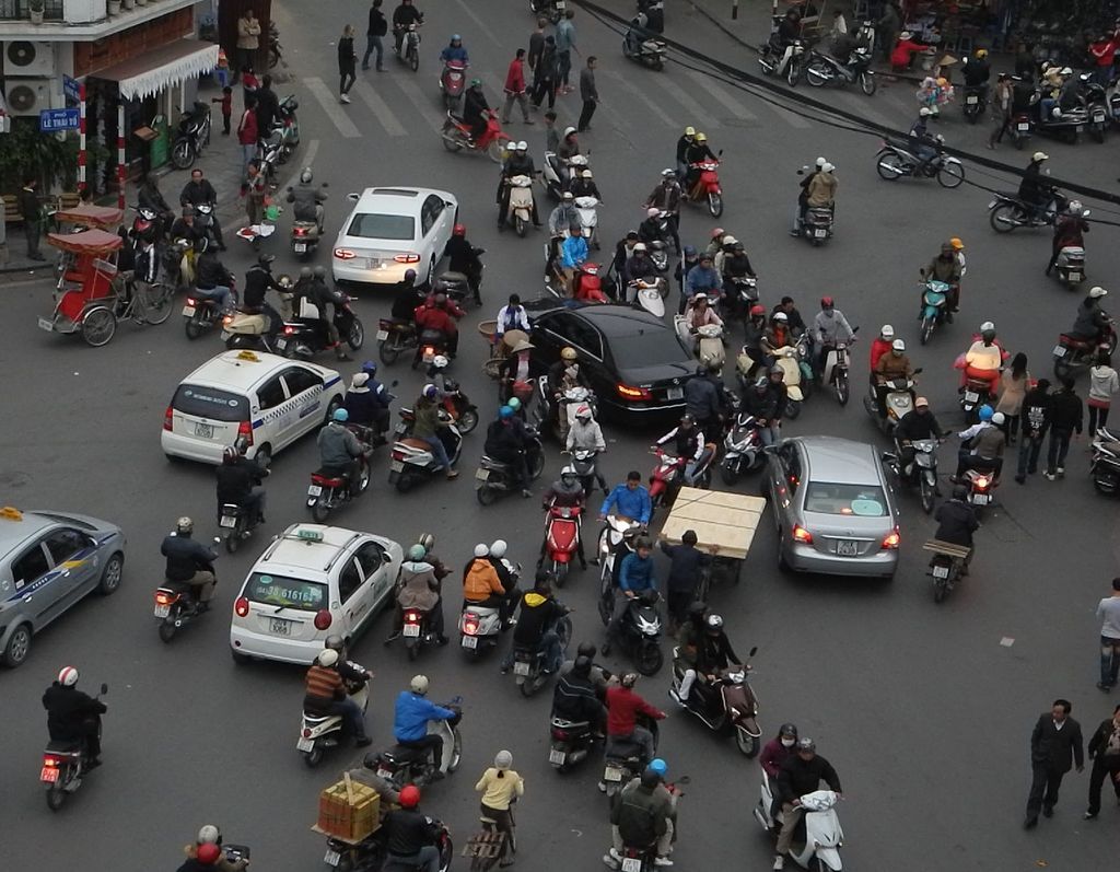 1024px-Hanoi_-_Straßenverkehr_09.jpg