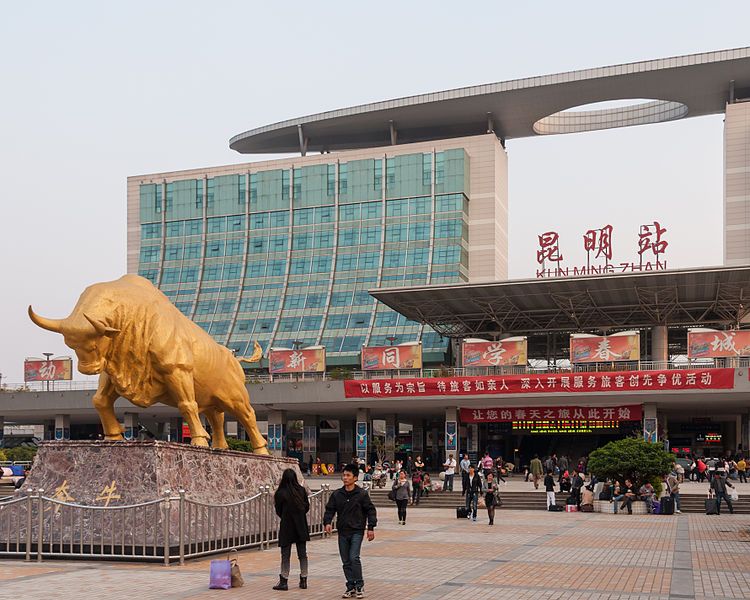 750px-Kunming_Yunnan_Square-in-front-of_the-railway-station-01.jpg