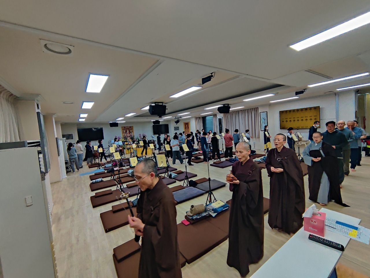 보산사에서 염불하는 사람들, 2022년.jpg