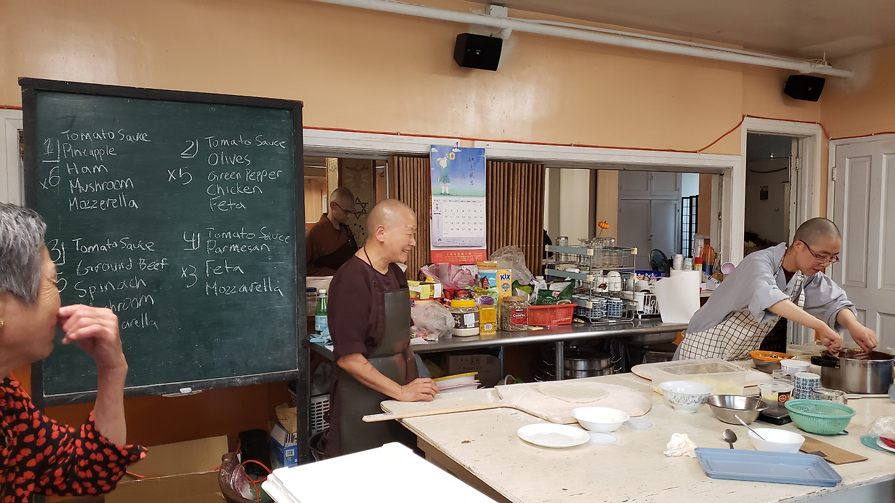 2021년 겨울 미국 위산사의 공양간에서 점심 준비하는 스님들.jpg