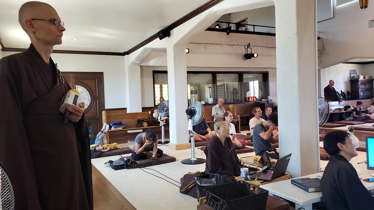 2021년 위산사 법당에서 법문 듣는 사람들.jpg