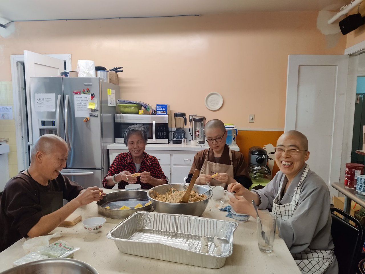 2021년 위산사 점심 준비하는 스님들과 봉사자.jpg