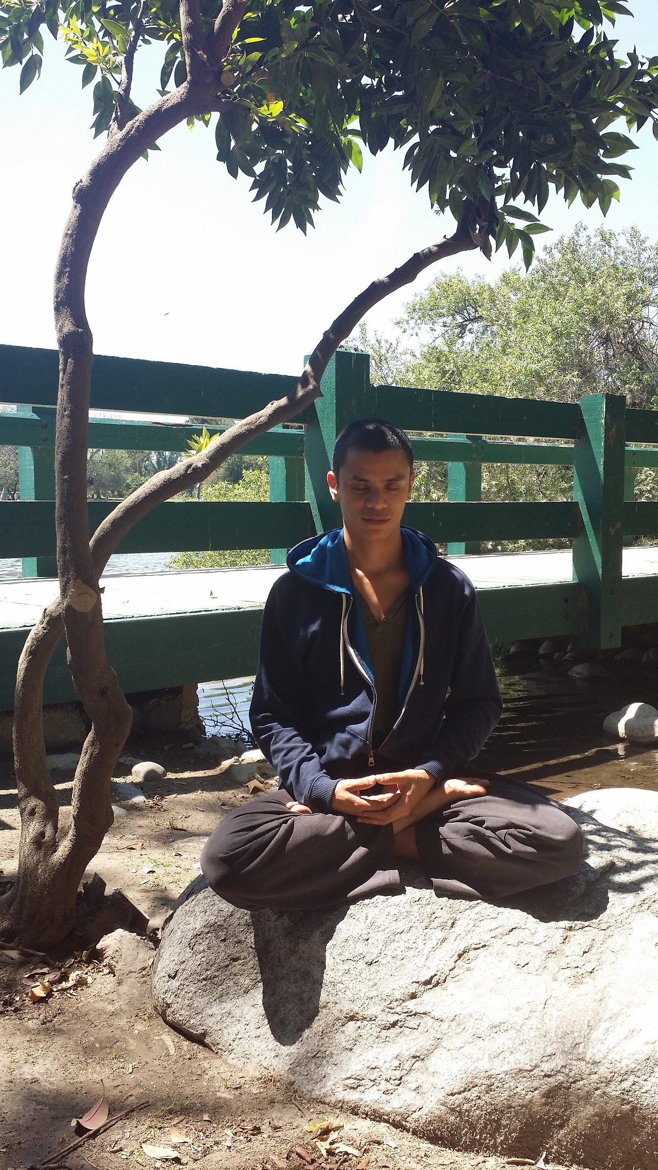 2-1 바른 결가부좌 자세 (포루투칼에서 온 미겔).jpg