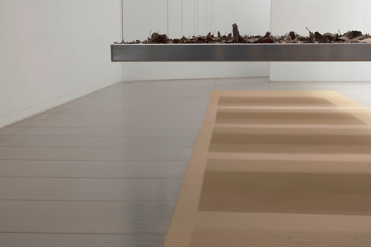 2.이대길, 우리는 대지를, 2021, 아루미늄,모래,낙엽,나뭇가지,열매, 900x200x80cm(부분) copy.jpg