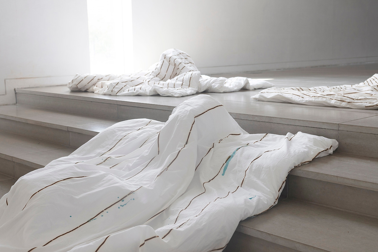 6.여다함, 내일 부서지는 무덤, 2021, 이불(코튼에 향을 태운 패턴), 가변크기.jpg