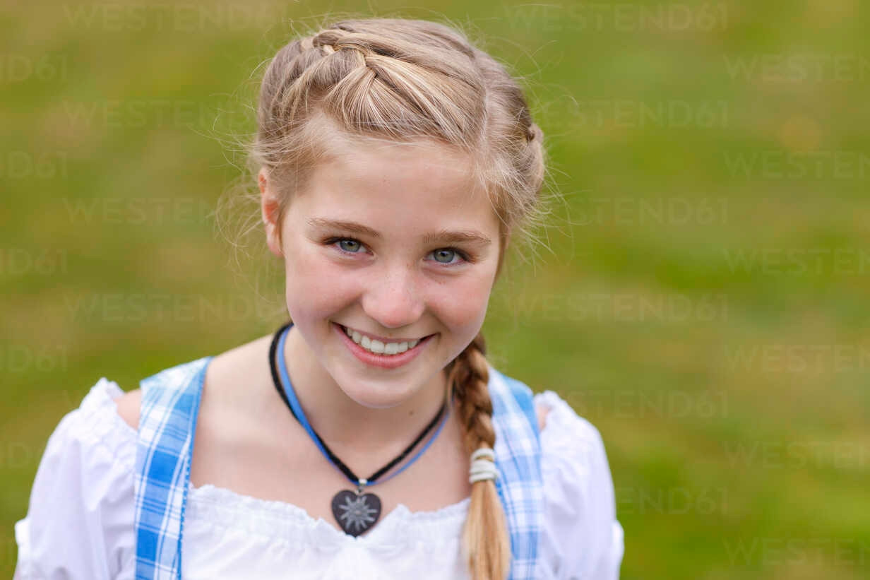 germany-luneburger-heide-portrait-of-smiling-blond-girl-wearing-dirndl-HRF000031.jpg