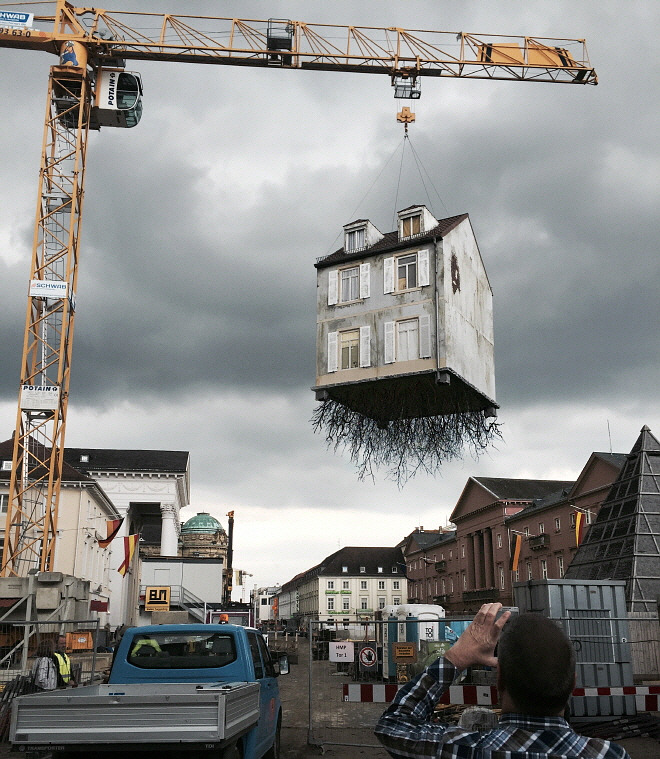 뿌리채 뽑힌(Pulled by the Roots).jpg