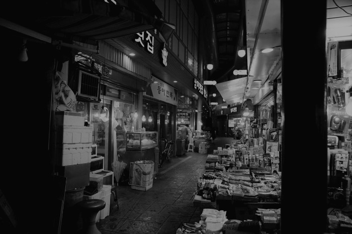 시장골목 흑백.jpg