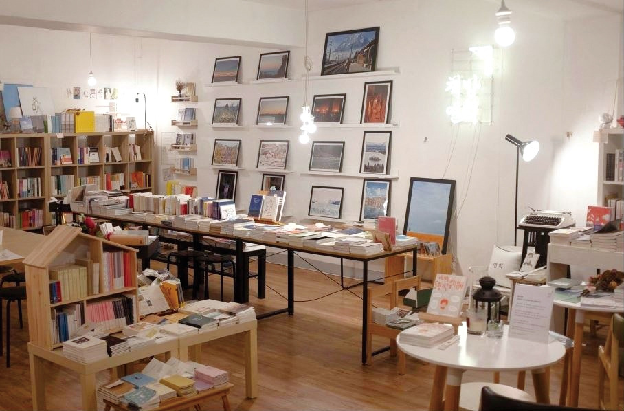 책방연희 내부.jpg