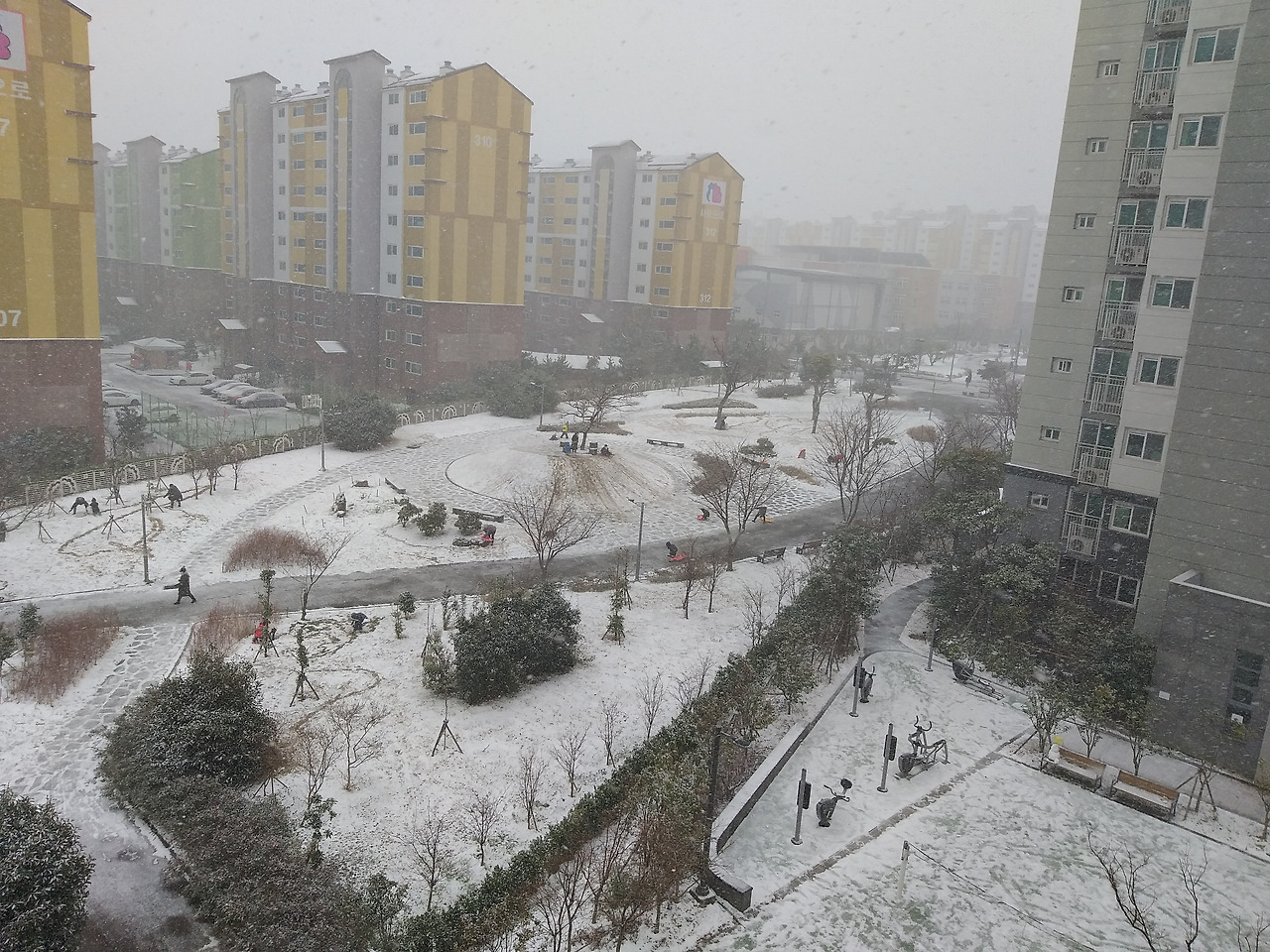 눈 오는 날 집 옆 공원.jpg