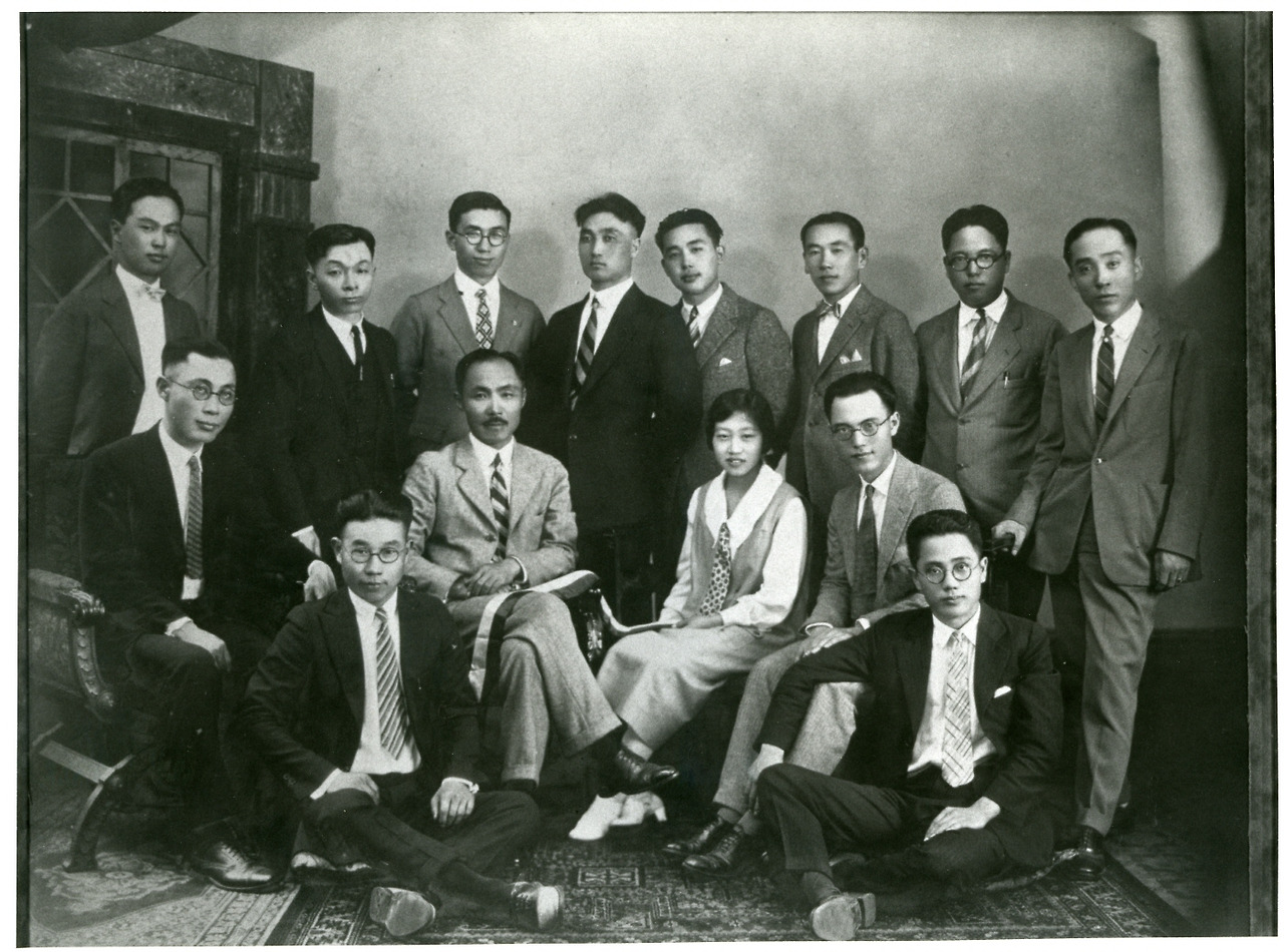 안창호와 흥사단 단원들(앞줄 왼쪽에서 세번재가 안창호)_독립기념관.jpg