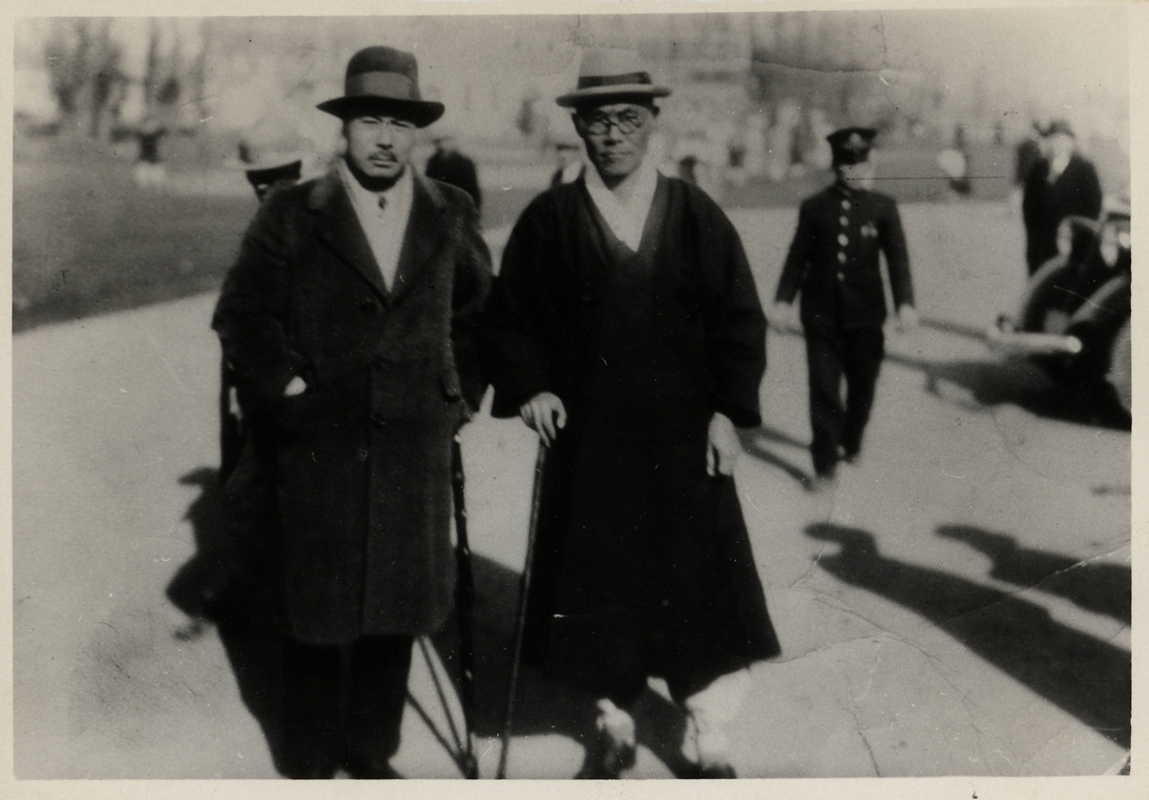 대전감옥에서 출감하는 안ㅊ창호와 마중나온 여운형이 함께 찍은 사진_독립기념관.jpg