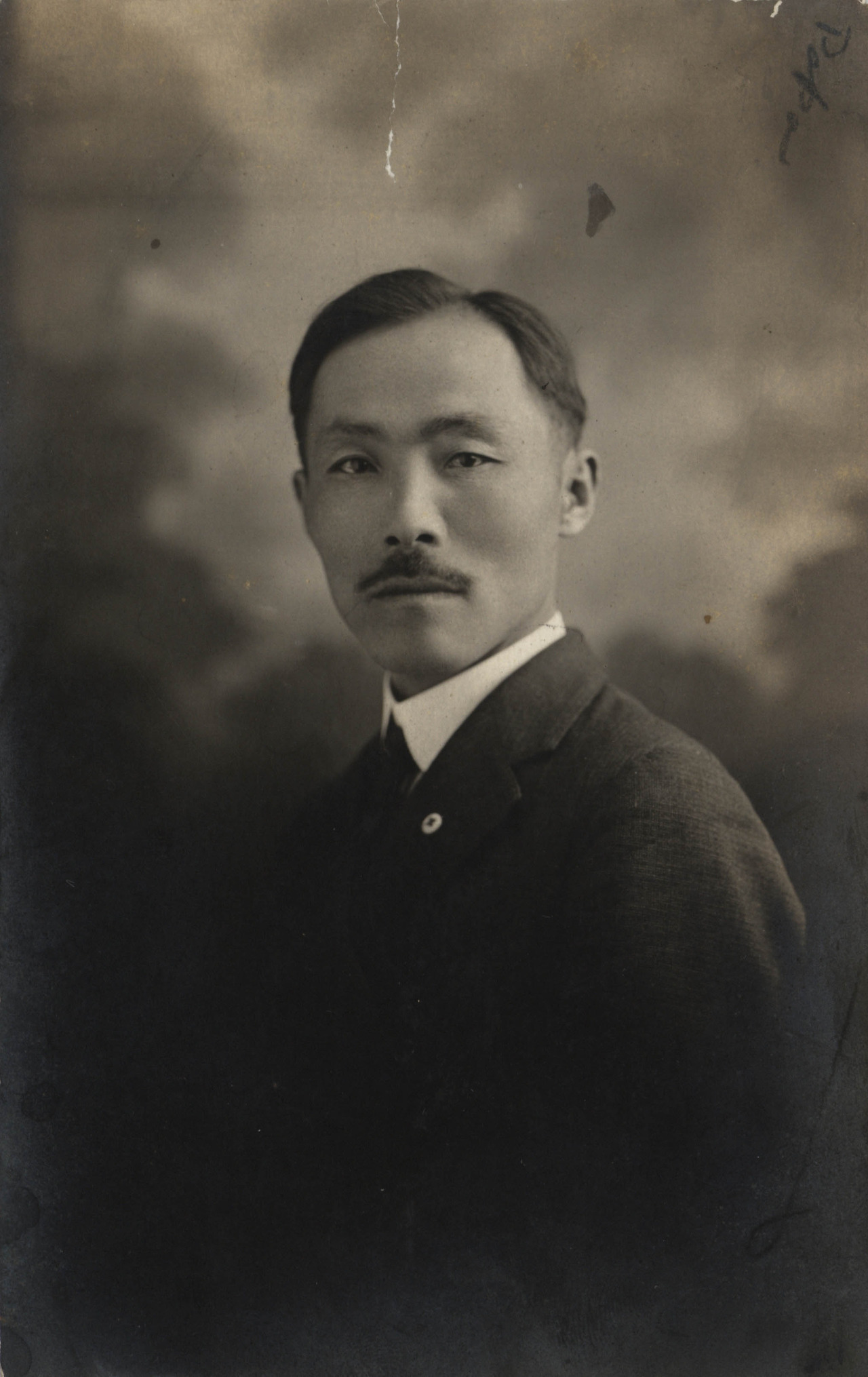 대한민국임시정부 내무총장겸 국무총리 대리로 활양할 당시의 안창호_독립기념관.jpg