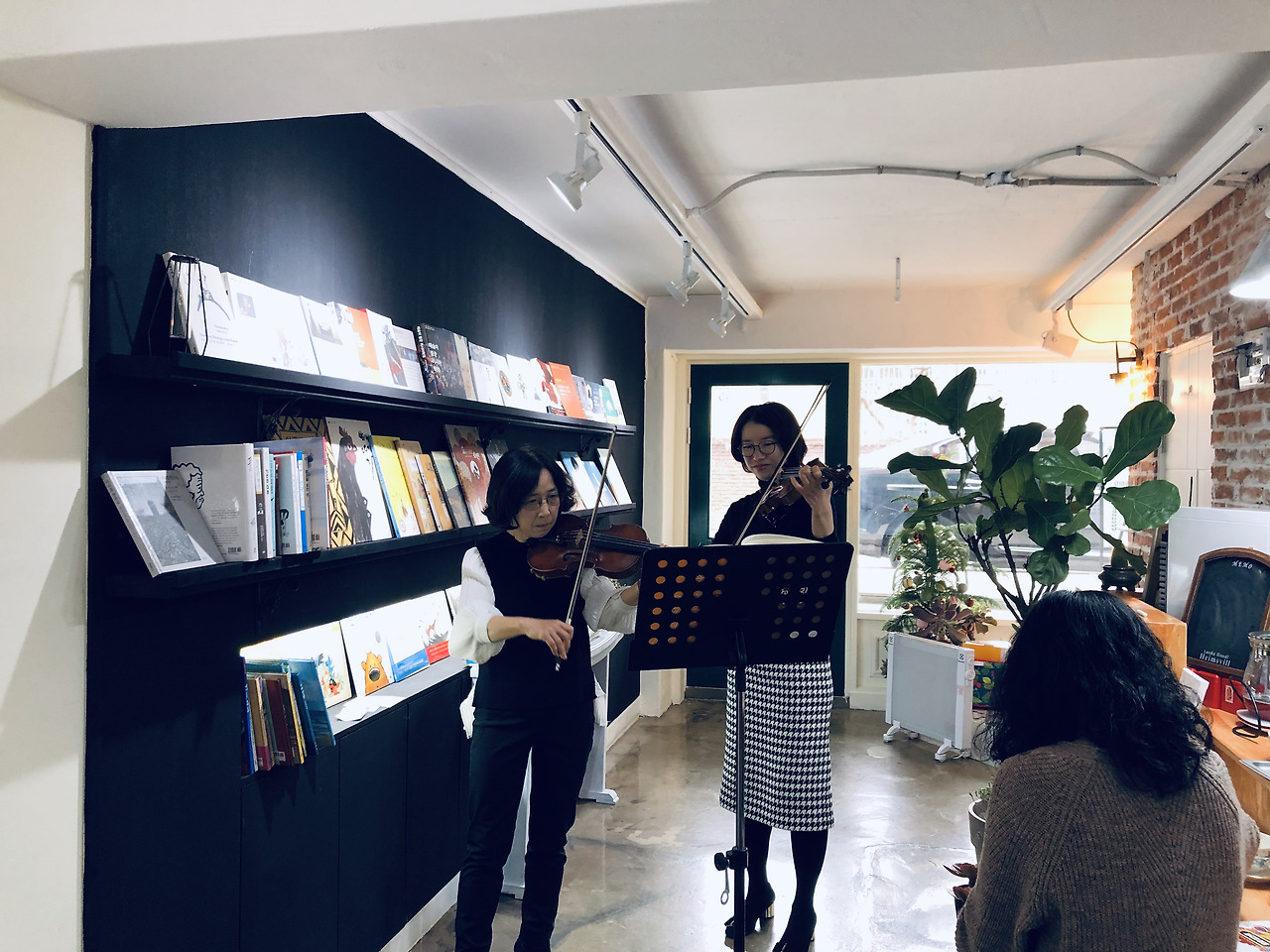 36 청보리 꼬평 연주하는 관장님과 .jpg