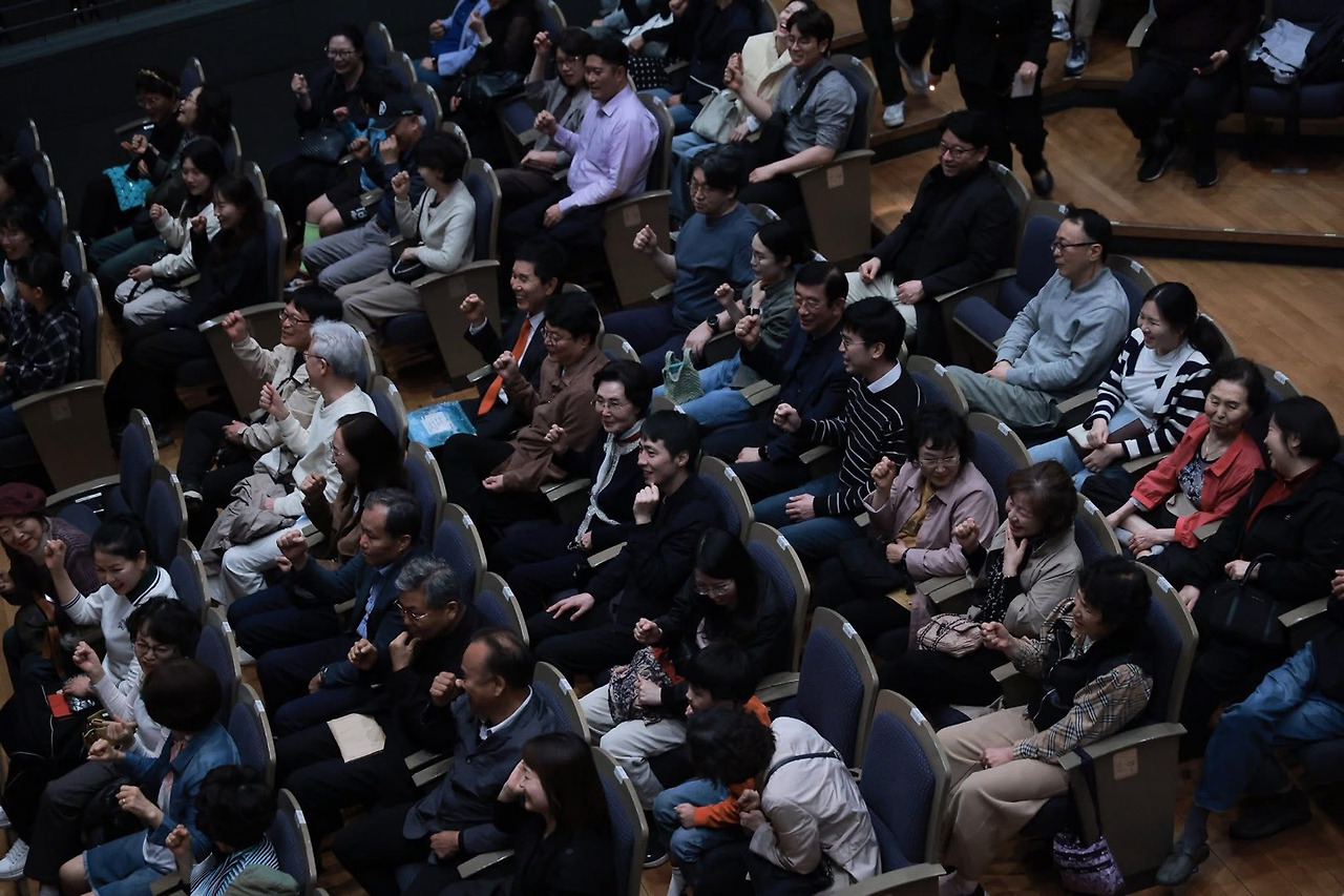 육남매 객석.jpg