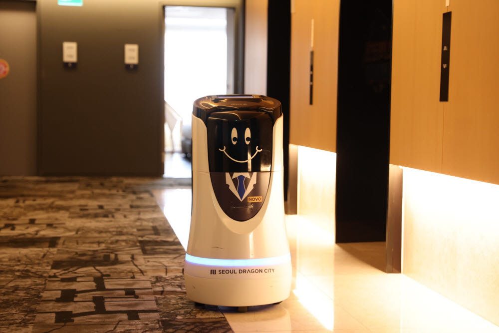 호텔 서비스 로봇.jpg