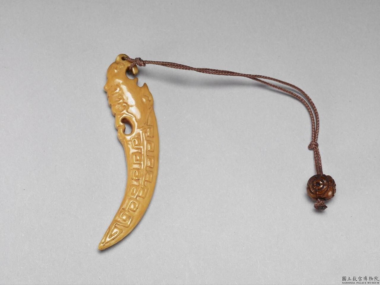 박주가리-국립고궁박물원-청대상아용문휴清 雕象牙龍紋觿-뿔송곳.jpg