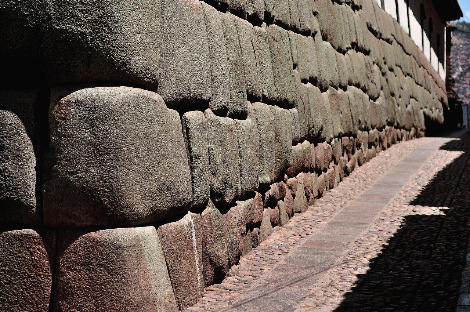 삭사이와만 - 쿠스코 흔한 돌담길.jpg