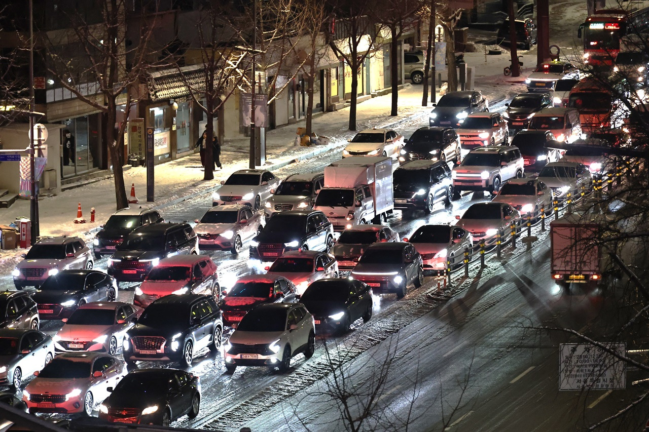 교통대란 폭설 속 첫눈.jpg