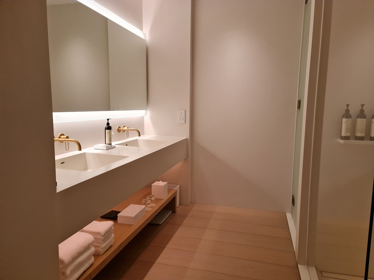 호텔 화장실.jpg