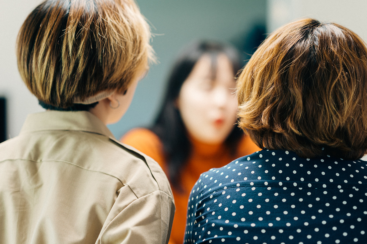 15-1 듣는 두 사람.jpg